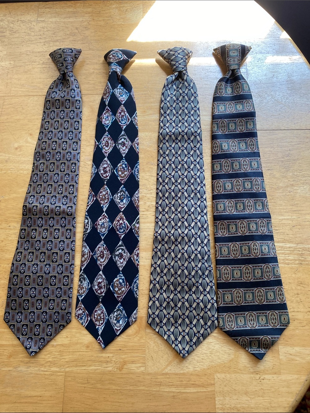 ! 4 different brands ties in good condition